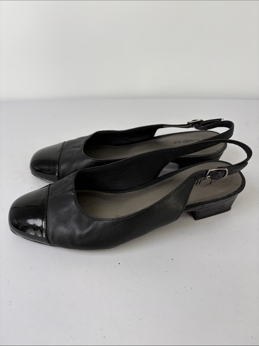 🥐 Trotters 8W Black Leather and patent Slingback Low Heel Pumps cap toe